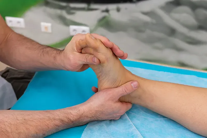 Osthéopathe qui manipule un pied